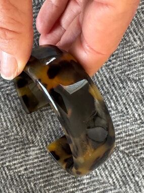 BRAND NEW (NWOT) FAUX TORTOISE SHELL CUFF BRACELET
